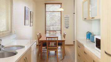 Een koelkast, een magnetron, een oven, een vaatwasser