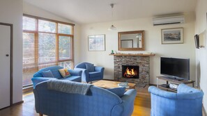 TV, fireplace - Riverview - Anglesea (Anglesea)