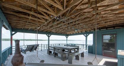6 Bedroom Lake House with beautiful lake front property, lake patio & boat slip
