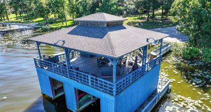 Casa del lago de 6 dormitorios con hermosa propiedad frente al lago, patio del lago y deslizamiento de barcos