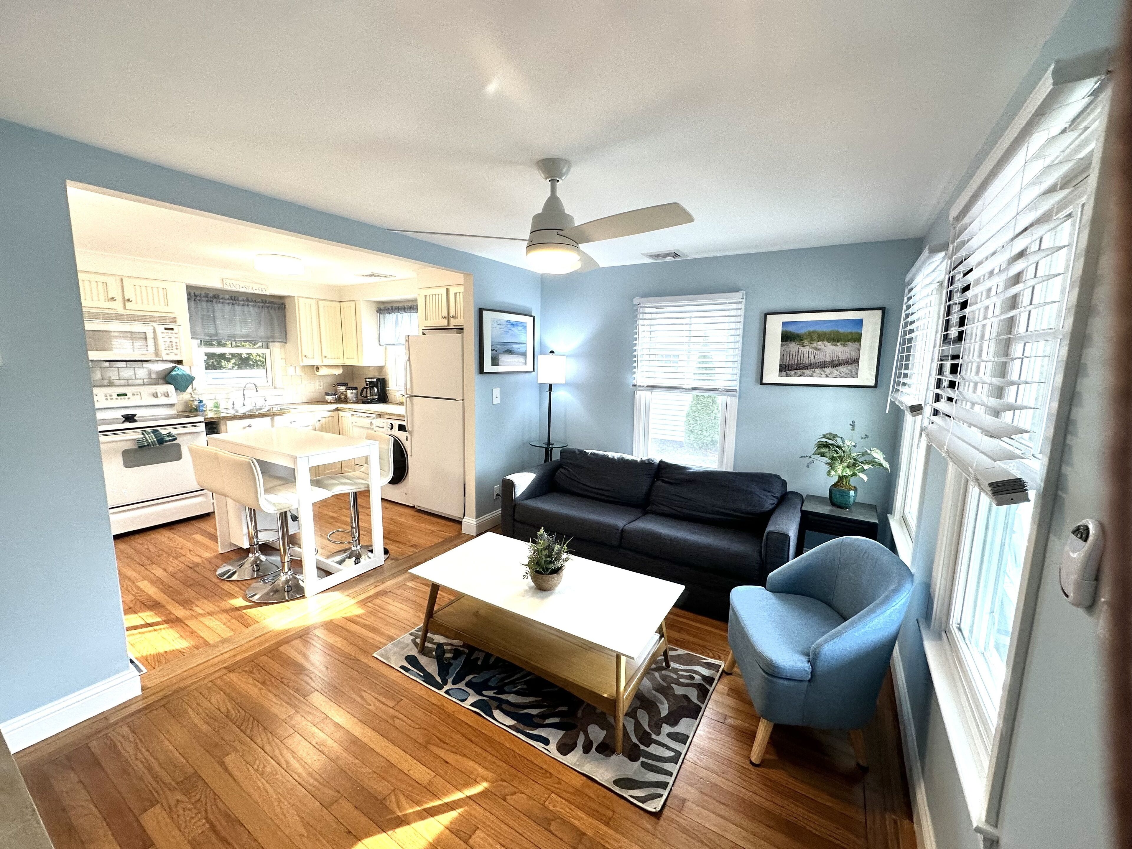 Newly Renovated Easton Point Cottage, Short Walk To First And Second Beach