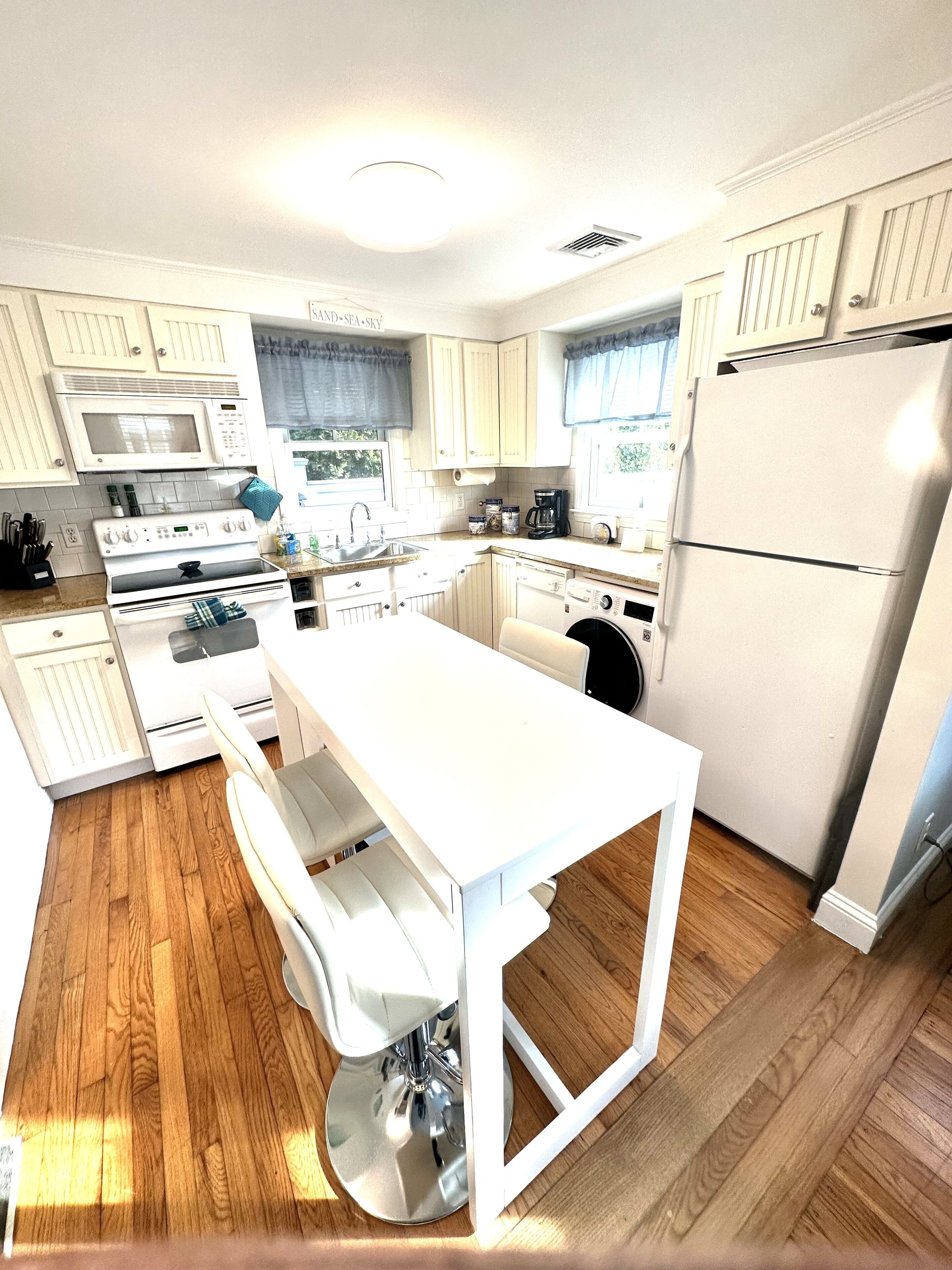 Newly Renovated Easton Point Cottage, Short Walk To First And Second Beach