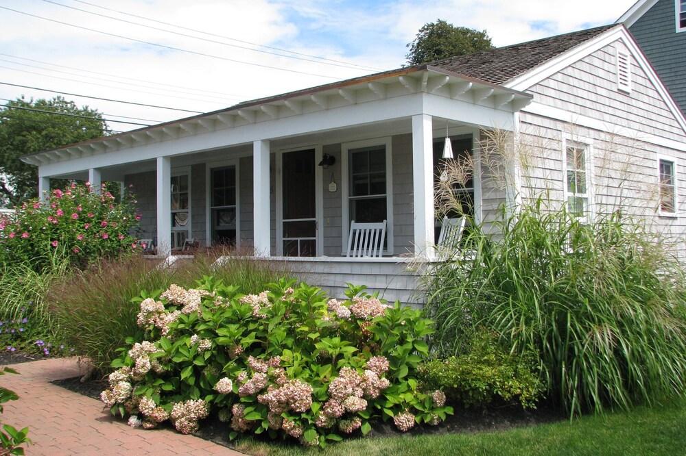 Newly Renovated Easton Point Cottage, Short Walk To First And Second Beach