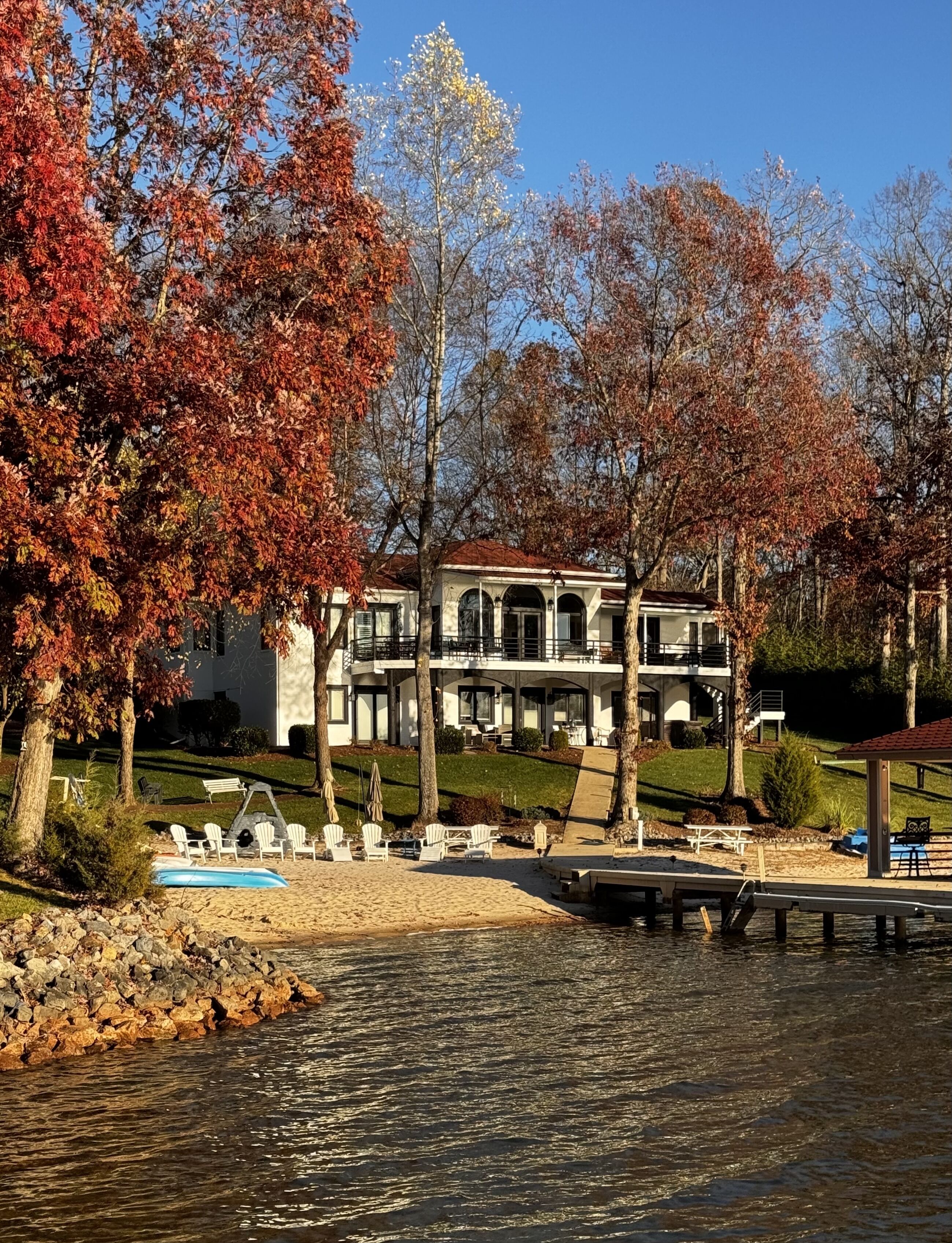 BEAUTIFUL Lake House: large beach. LOTS of amenities, kayaks, paddle boards, etc