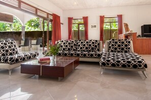 TV, DVD player, stereo - Large private villa with nice swimming pool in tropical garden (lovina)