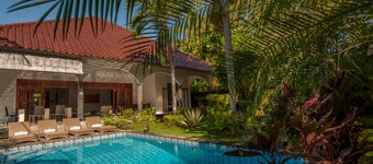 Large private villa with nice swimming pool in tropical garden