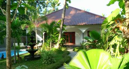Grande villa privée avec belle piscine dans un jardin tropical