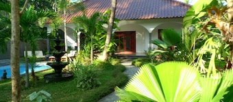 Large private villa with nice swimming pool in tropical garden