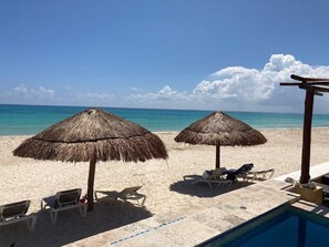 On the beach, sun-loungers, beach towels - Beachfront Penthouse with 4 Bdrs. private beach, Chef, Wi-Fi, housekeeper  (Playa morelos)