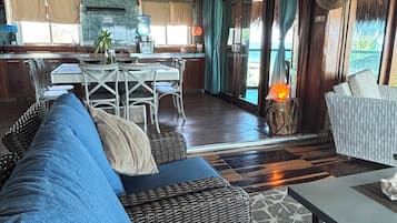 Smart-tv, eldstad och böcker