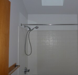 Combined shower/tub, jetted tub, hair dryer, towels