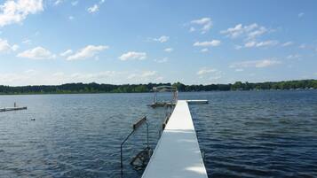 Playa en los alrededores y camastros