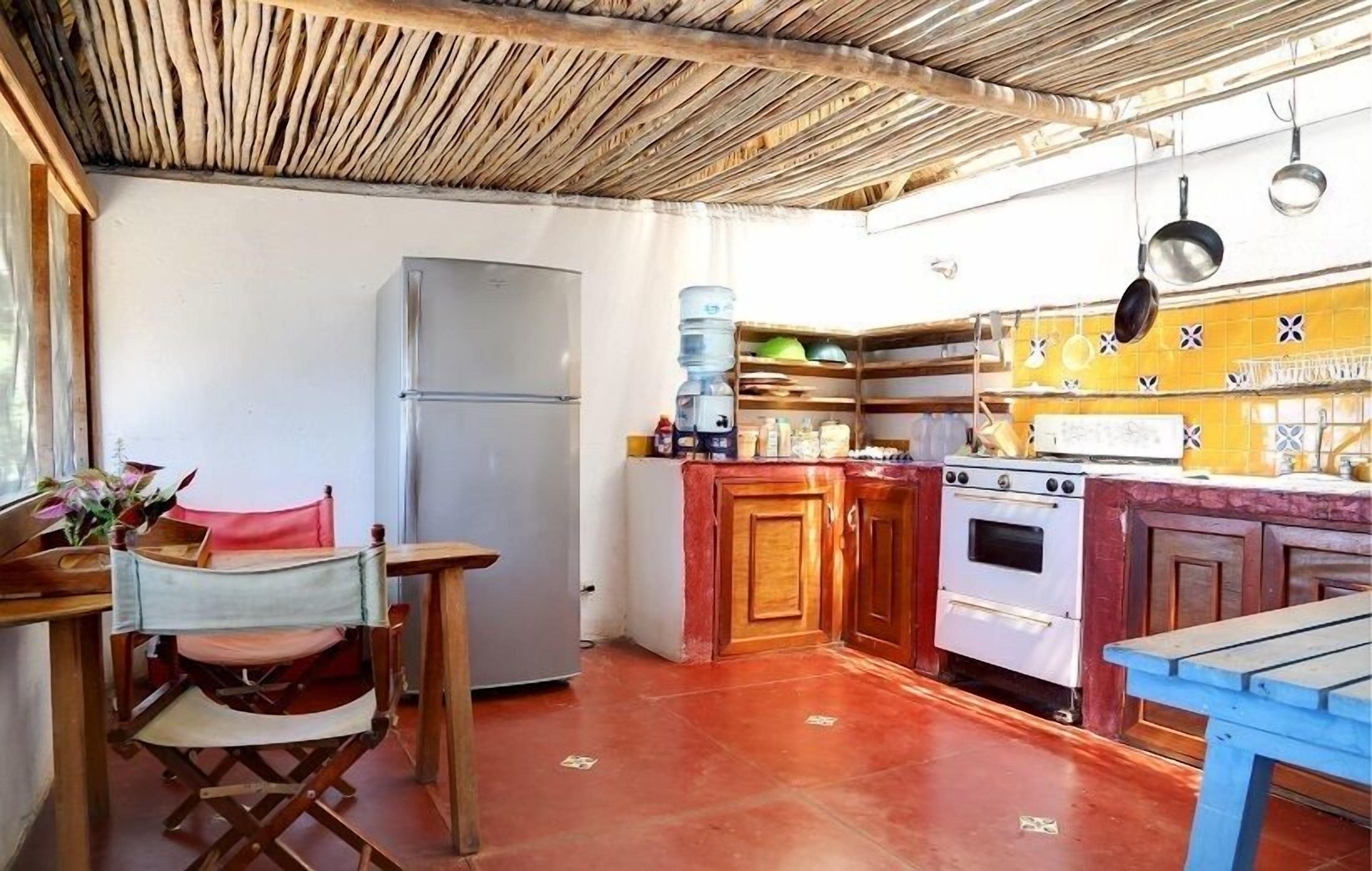 Refrigerador, horno, parrilla de estufa y cafetera y tetera 