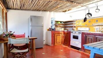 Frigorífico, horno, placa de cocina y cafetera o tetera