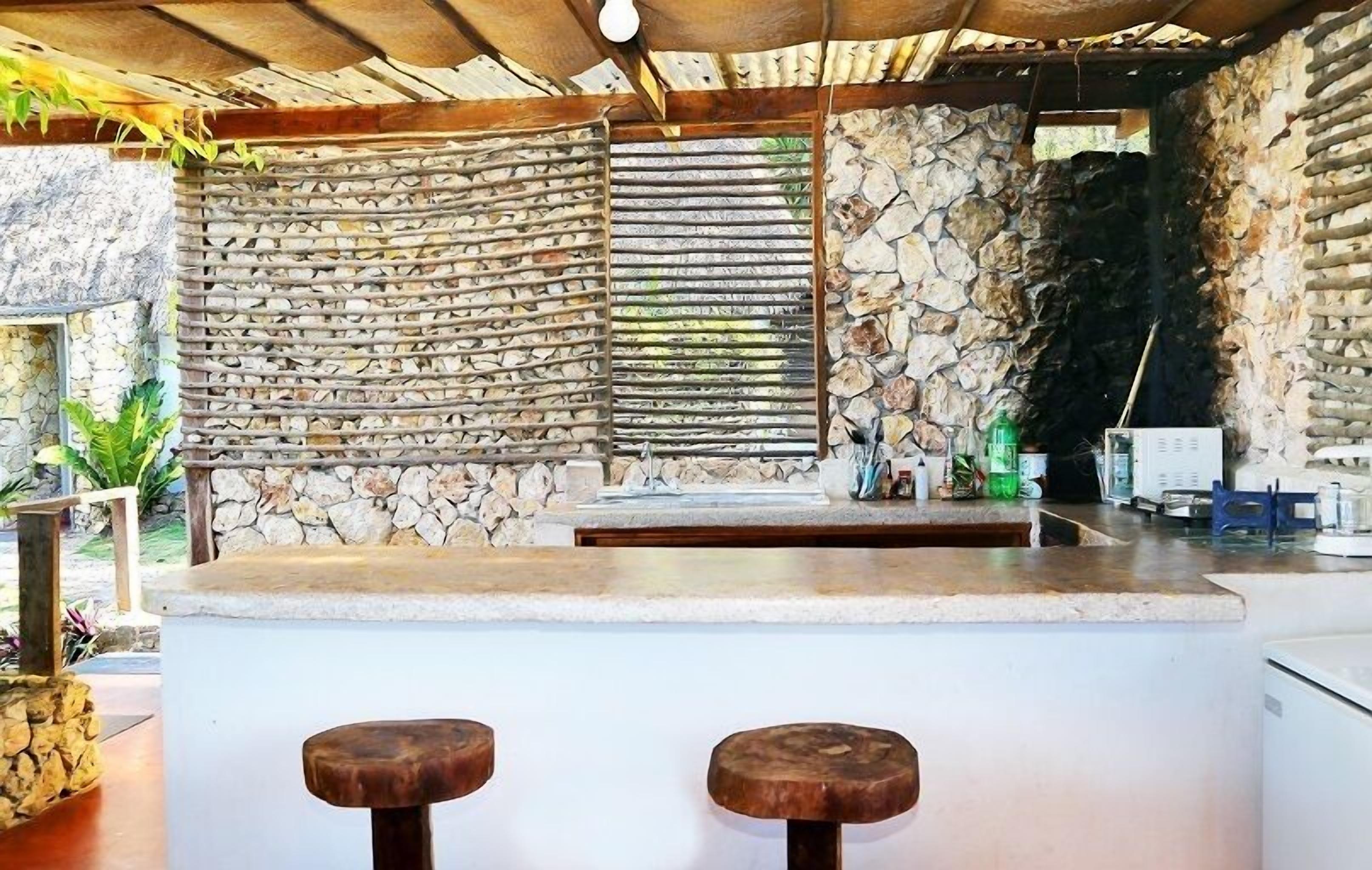 Kühlschrank, Ofen, Herdplatte, Wasserkocher mit Kaffee-/Teezubehör