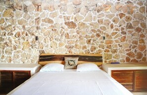 4 bedrooms, free WiFi, bed sheets - Near Tikal/flores, 4b House With Private Beach On Lake Petén Itzá, Sleeps 8 (Caserío San Pedro, San José)