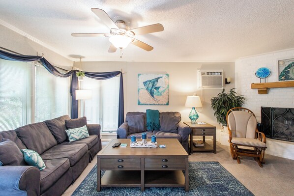 Smart TV, chimenea y libros 