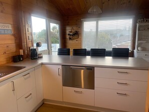 ثلاجة، ميكروويف، فرن، غسالة أطباق