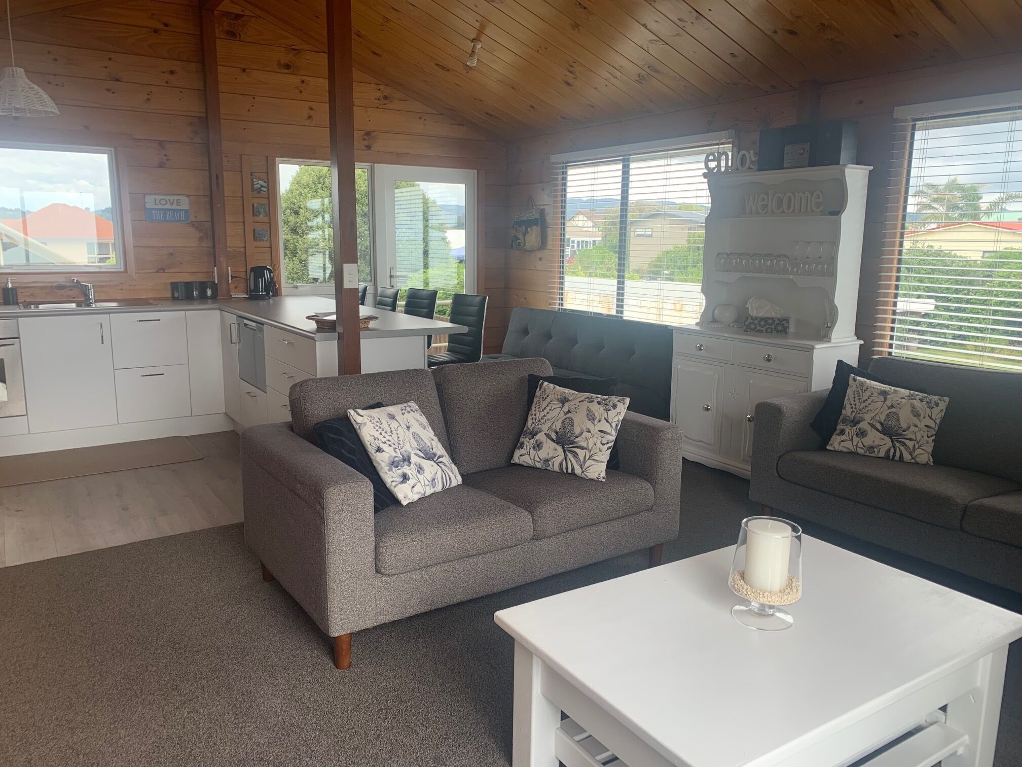 Télévision, livres, chaîne hi-fi