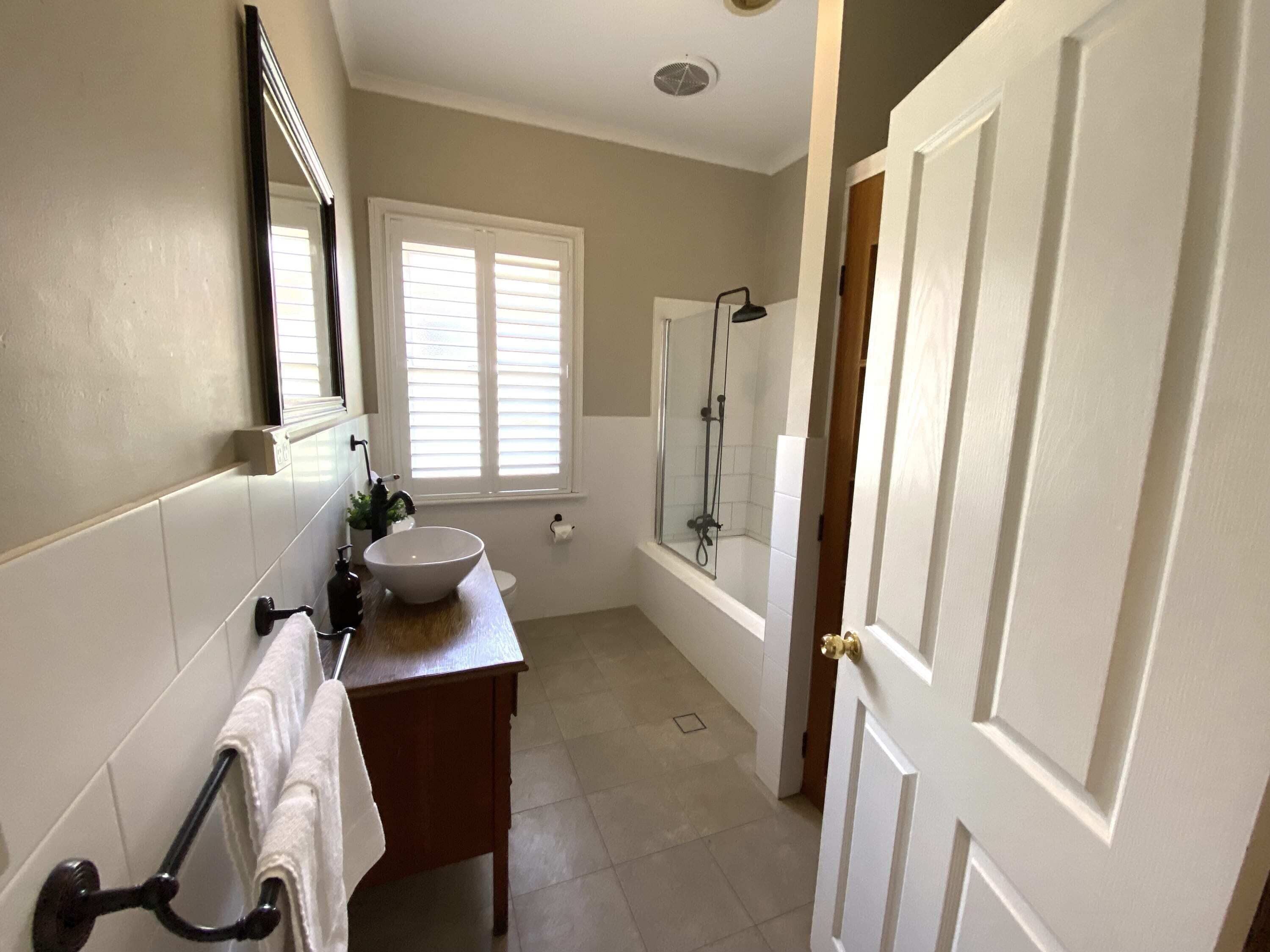 Tina, secadora de cabello, toallas 