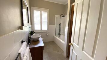 Tina, secadora de cabello, toallas