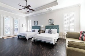 6 bedrooms, desk, iron/ironing board, WiFi