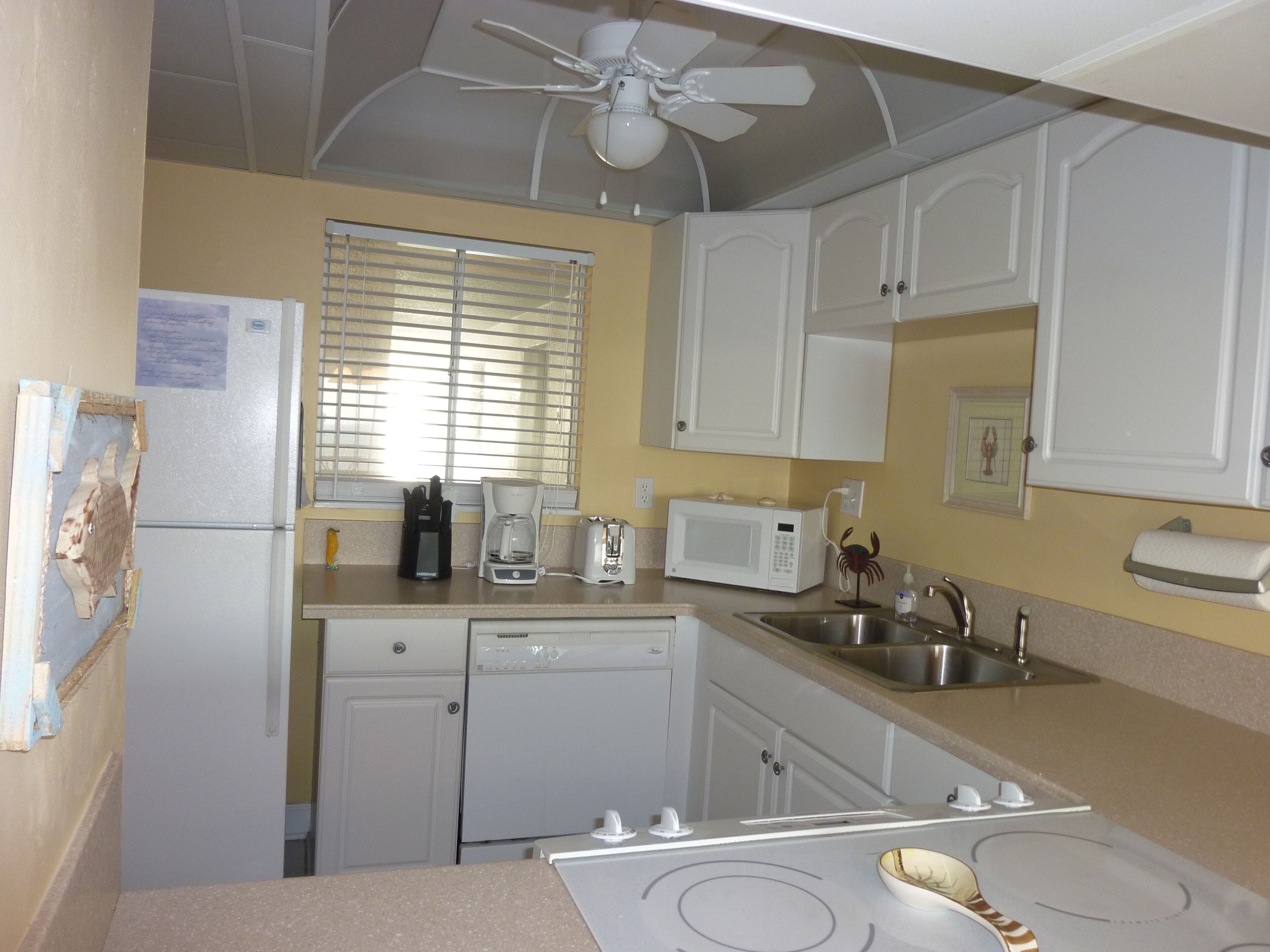 AWESOME view, FREE  Beach service! Wifi,50 Smart tv,new remodel,heated pool,NICE