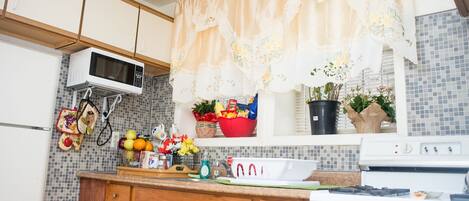 ثلاجة، ميكروويف، فرن، موقد طهي مسطح