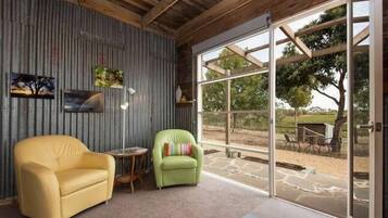 TV, DVD player, livros, videoteca