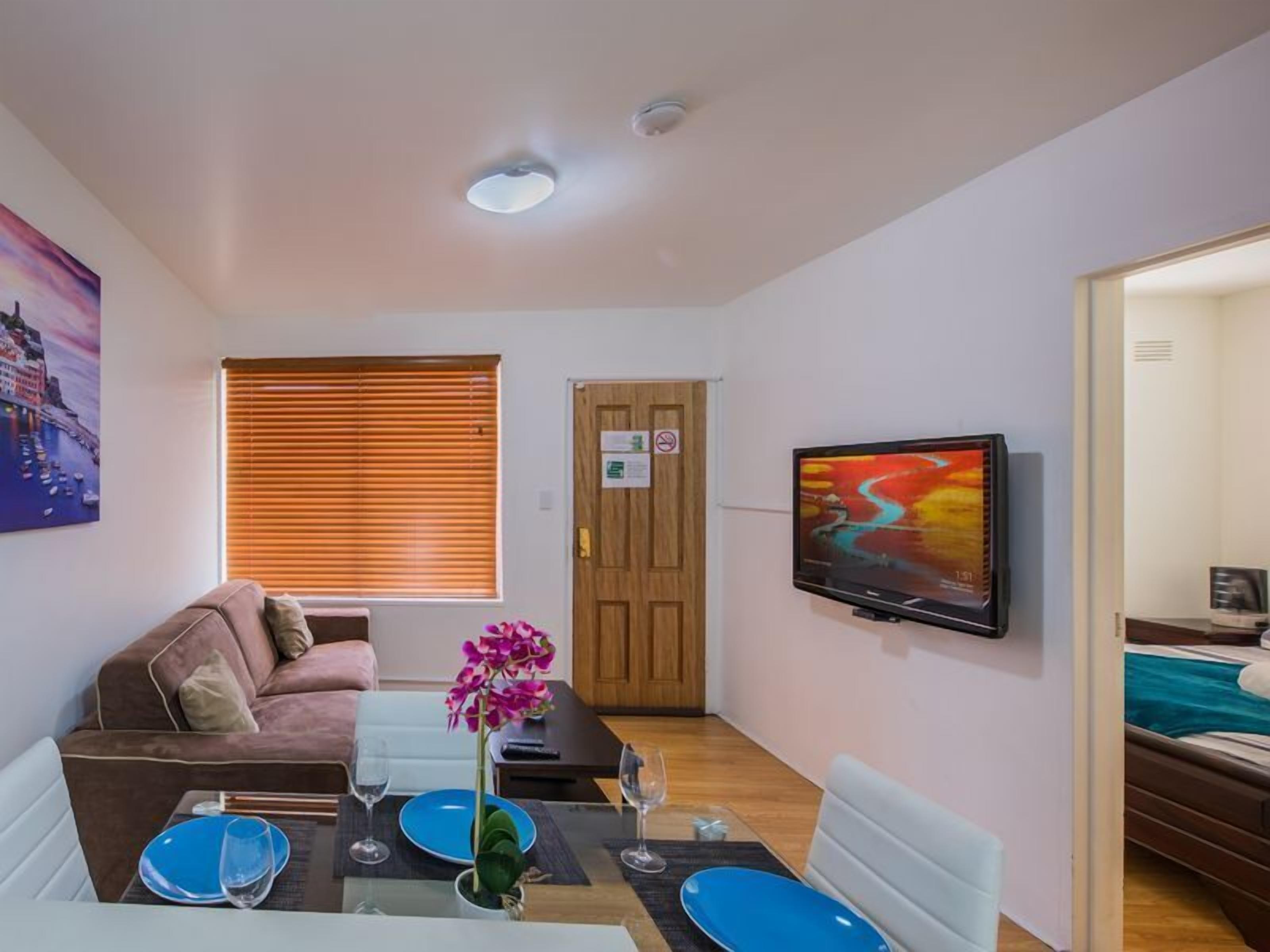 Perfectly Located, Gorgeous St Kilda Queen Bed Apartment