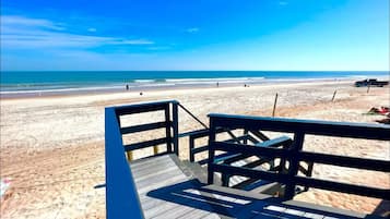 På stranden og solsenger