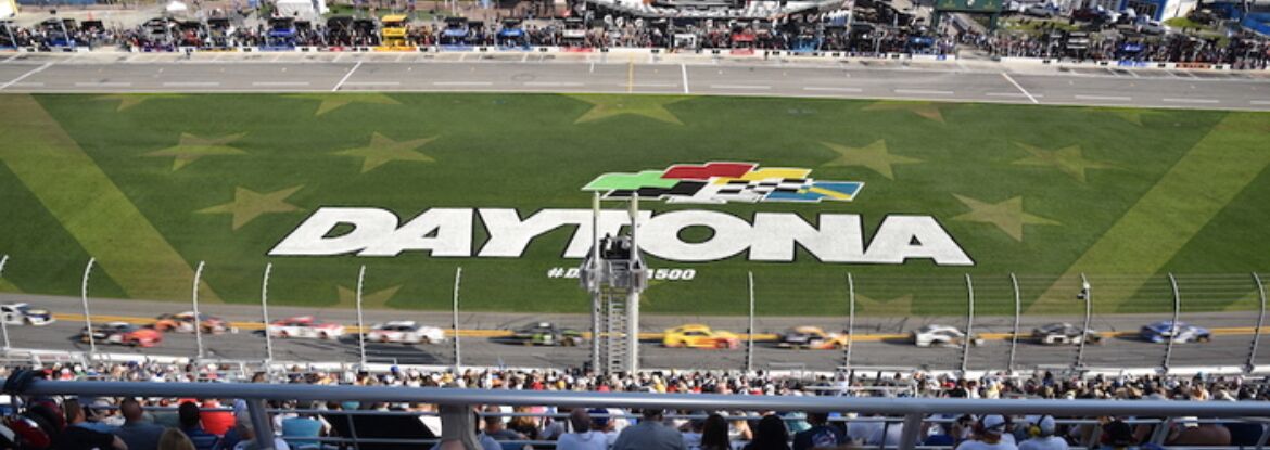 En NASCAR-racerbana med ordet ”DAYTONA” och en stor stjärnlogotyp.