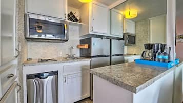 Kjøleskap, mikrobølgeovn, ovn og kokeplater