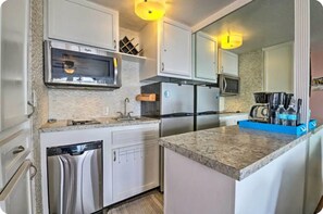 Jääkaappi, mikroaaltouuni, uuni, liesi