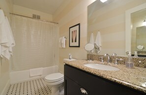 Combined shower/tub, hair dryer, towels, soap - Hip Flat. Iconic Downtown. Walk to Pike Place Market. (Seattle)