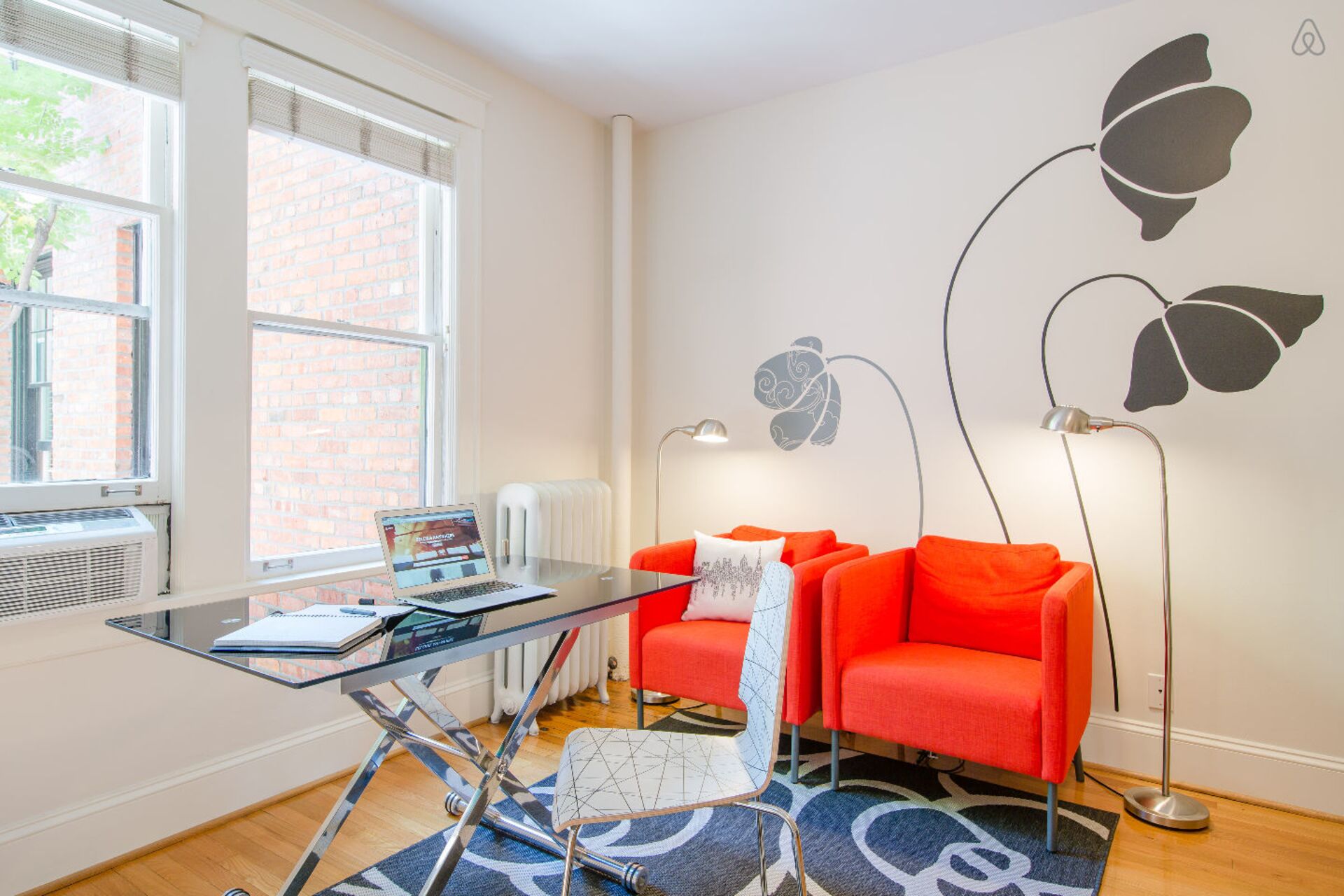 Hip Flat. Iconic Downtown. Walk to Pike Place Market.