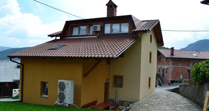 Cozy loft apt with stunning mountain views