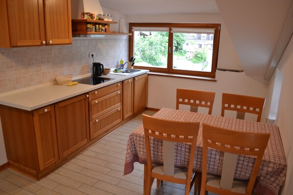 冰箱、炉灶、厨具/餐具、调味品