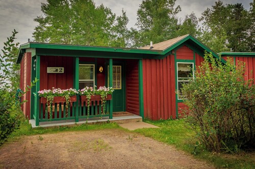 Croftville Road Cottages #2. On the Shore of Lake Superior. Cozy and Romantic.