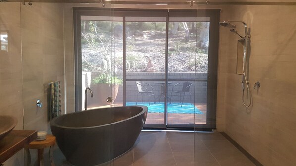 Hair dryer, towels, shampoo, toilet paper - Berrilee bed and breakfast (Berrilee/ Berowra Waters)