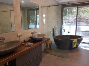 Haartrockner, Handtücher, Shampoo, Toilettenpapier