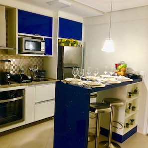 Geladeira, micro-ondas, fogão, cooktop