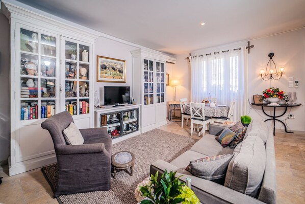 Smart TV, books, printers - Fully Air Conditioned and Completely Renovated Provence Chic (Vaison-La-Romaine)