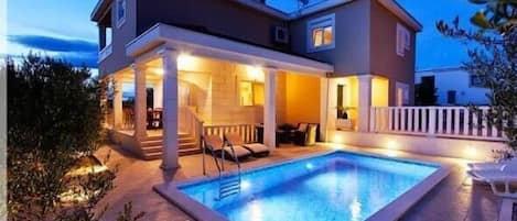 Outdoor pool, a heated pool