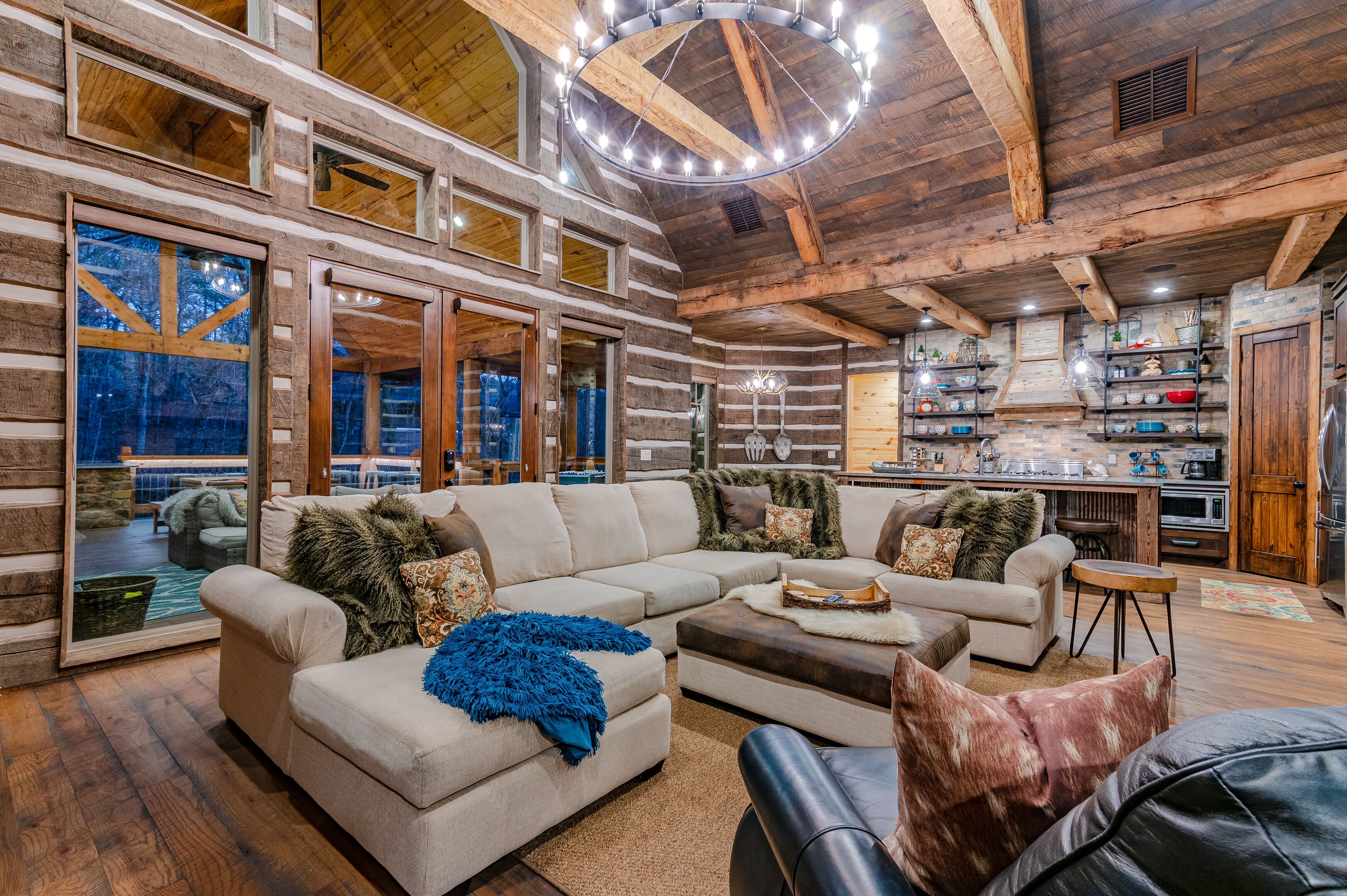 ALL THE THINGS! Rust Bucket is a one-of-a-kind, rustic-luxe cabin- Sleeps 18!