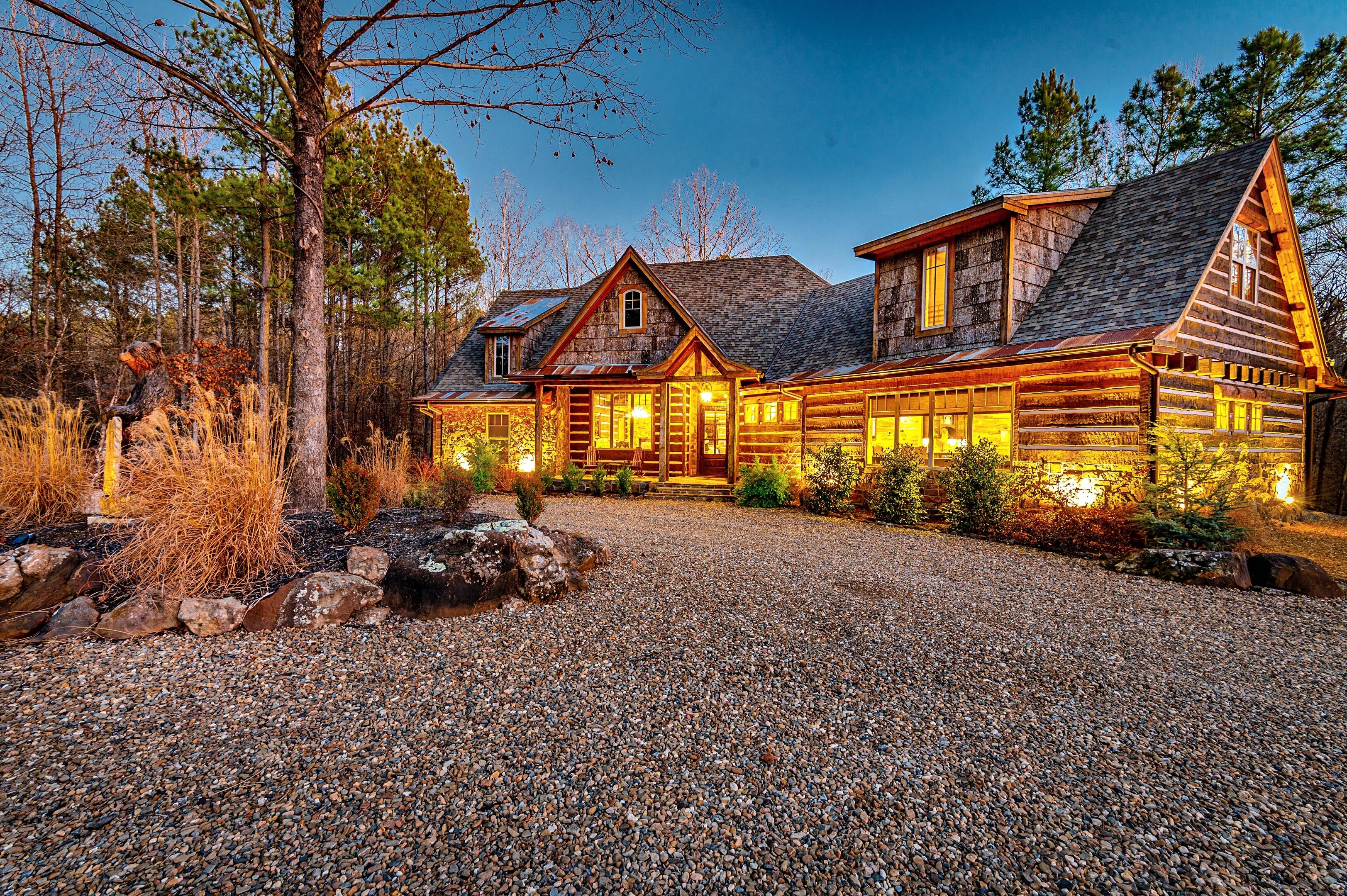 ALL THE THINGS! Rust Bucket is a one-of-a-kind, rustic-luxe cabin- Sleeps 18!