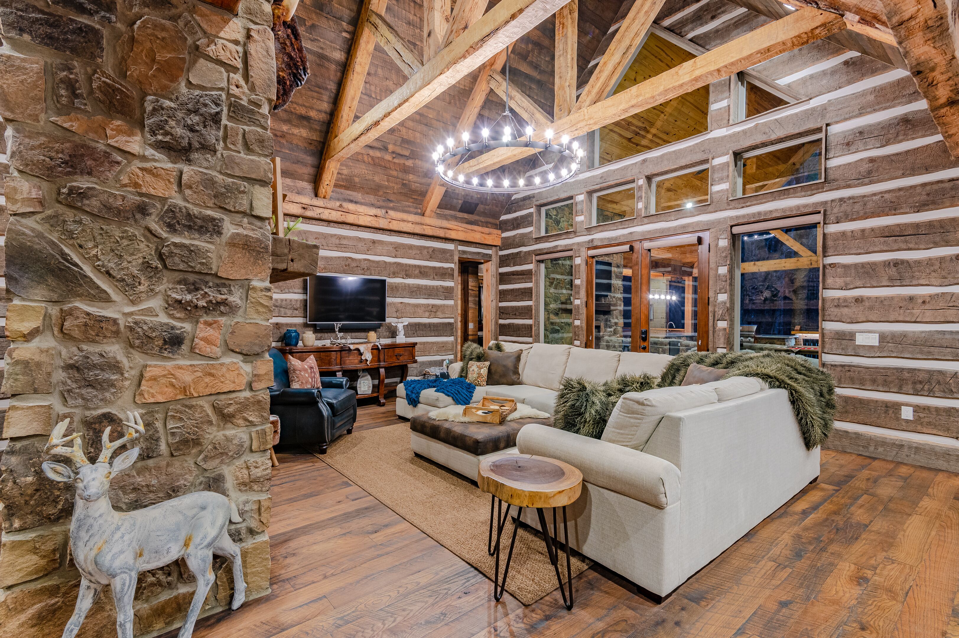 ALL THE THINGS! Rust Bucket is a one-of-a-kind, rustic-luxe cabin- Sleeps 18!
