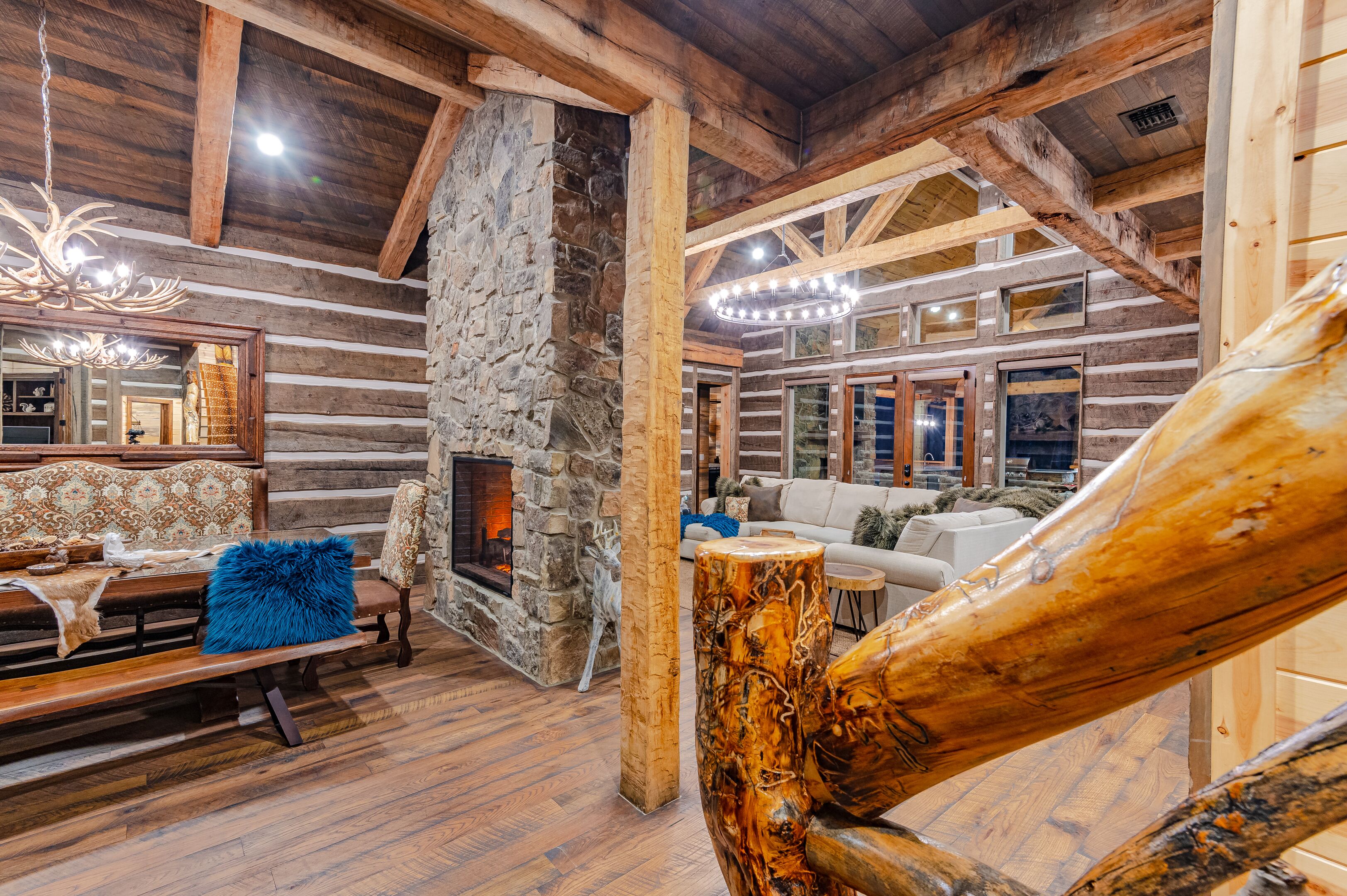 ALL THE THINGS! Rust Bucket is a one-of-a-kind, rustic-luxe cabin- Sleeps 18!