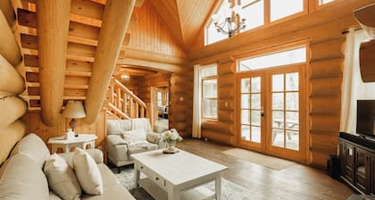 Luxury lakefront Log Home Near St Sauveur with private hot tub