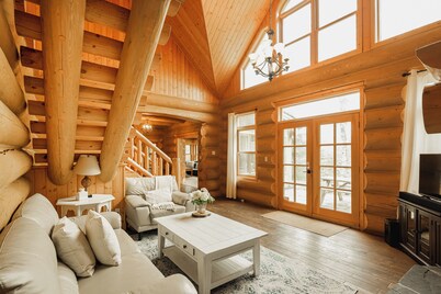 Luxury lakefront Log Home Near St Sauveur with private hot tub